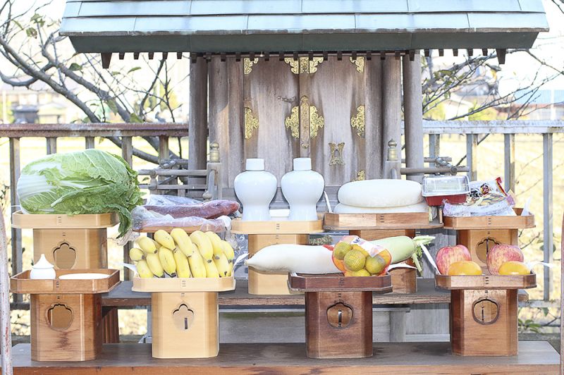 thần linh và con người cùng thưởng thức món ăn